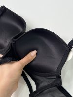 نمای نزدیک کاپ سوتین مشکی در دست - مایسا شاپ